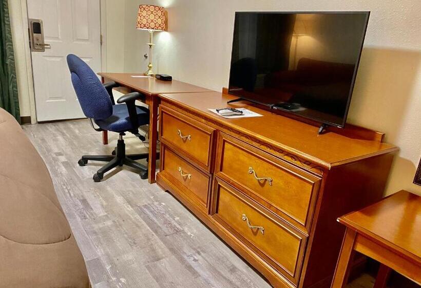 فندق على الطريق Ozark Inn & Suites