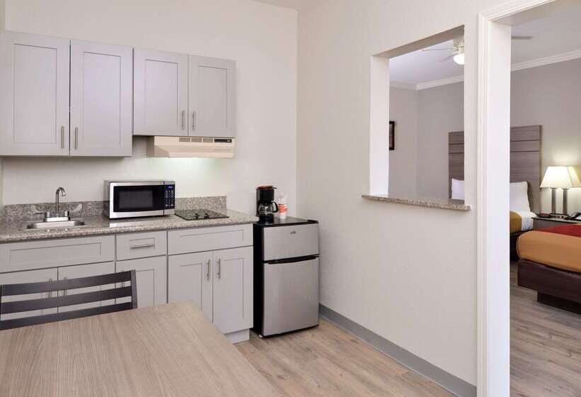 فندق Econo Lodge Inn & Suites Port Arthur Near Sabine Pass