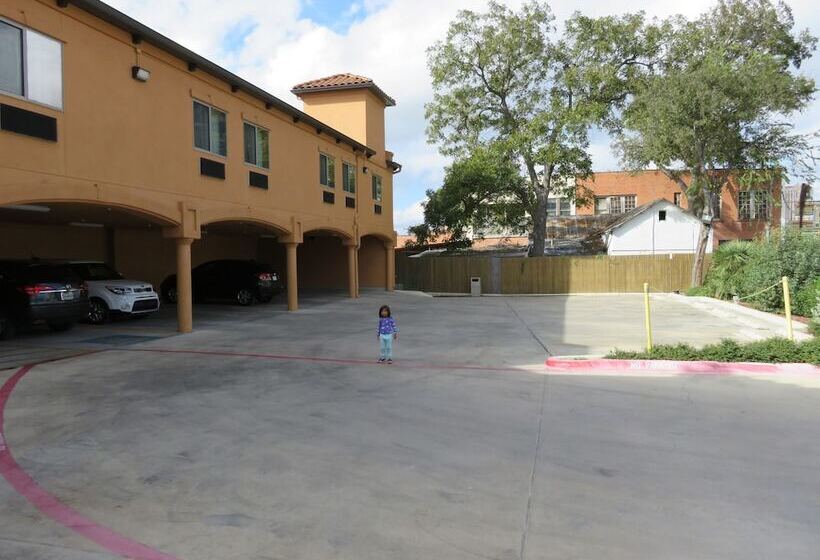 ホテル La Hacienda Inn