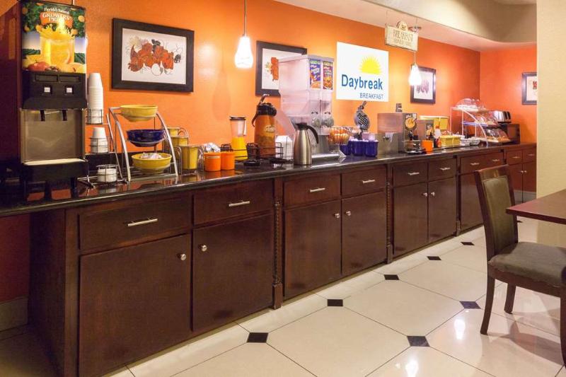 בית מלון כפרי Lone Star Inn & Suites