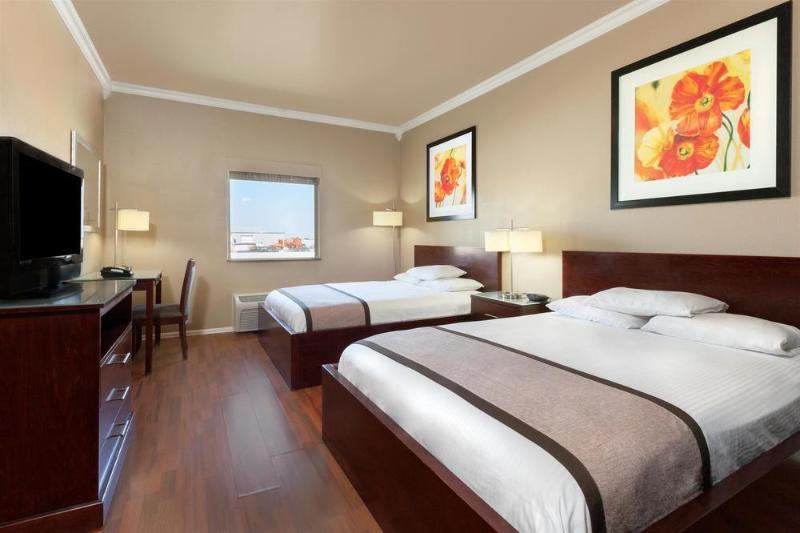 בית מלון כפרי Lone Star Inn & Suites