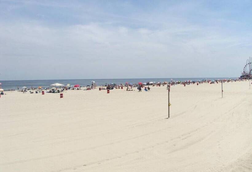 Buoy 16 Motel By The Beach