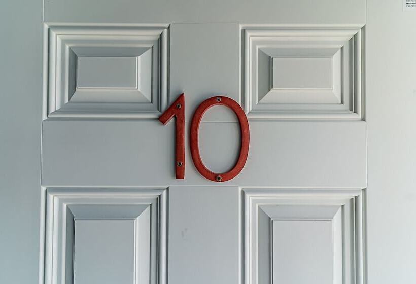 Boardwalk Hotel Charlee & Apartments Beach Hotel Oceanfront