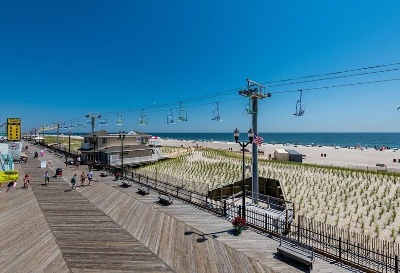 Boardwalk Hotel Charlee & Apartments Beach Hotel Oceanfront