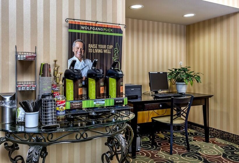 فندق Cobblestone Inn & Suites  Bloomfield