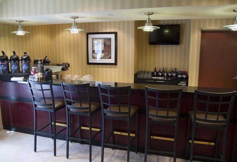 فندق Cobblestone Inn & Suites  Bloomfield