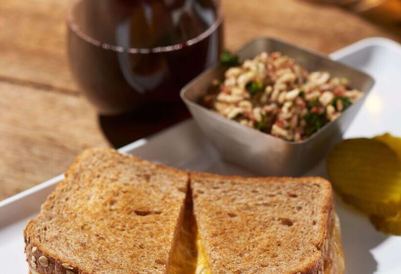 هتل Hyatt Place Des Moines/downtown