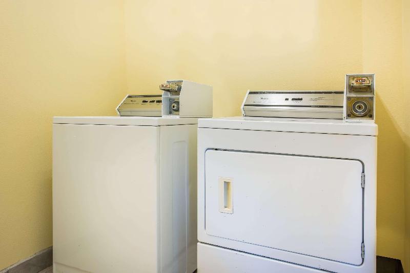 فندق على الطريق Days Inn & Suites By Wyndham Augusta Near Fort Eisenhower