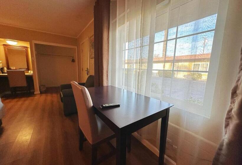 فندق على الطريق Royal Inn And Suites