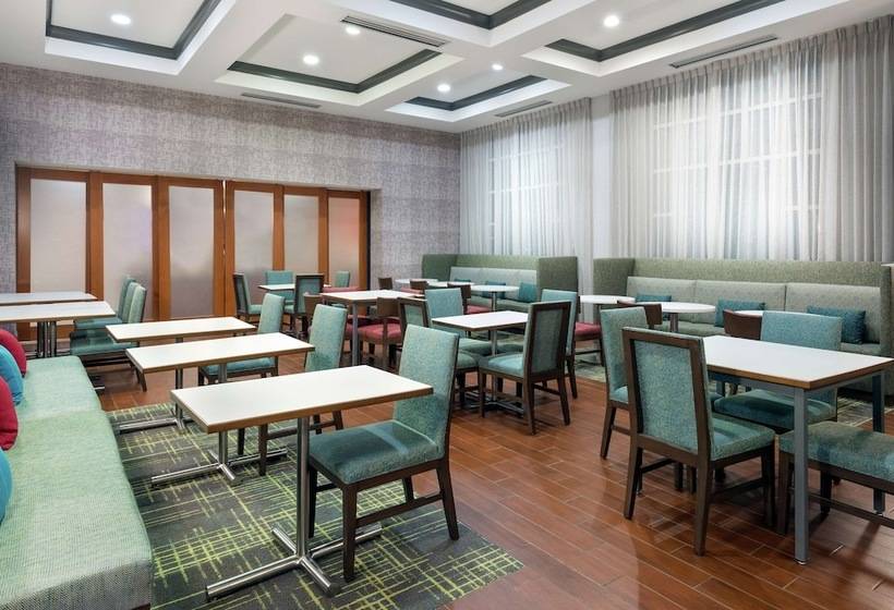 هتل Hampton Inn & Suites Orlando Airport @ Gateway Village