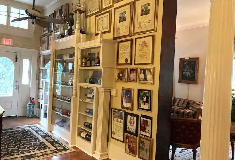 فندق Historic Michabelle Inn