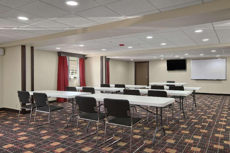 فندق Ramada By Wyndham Tulsa