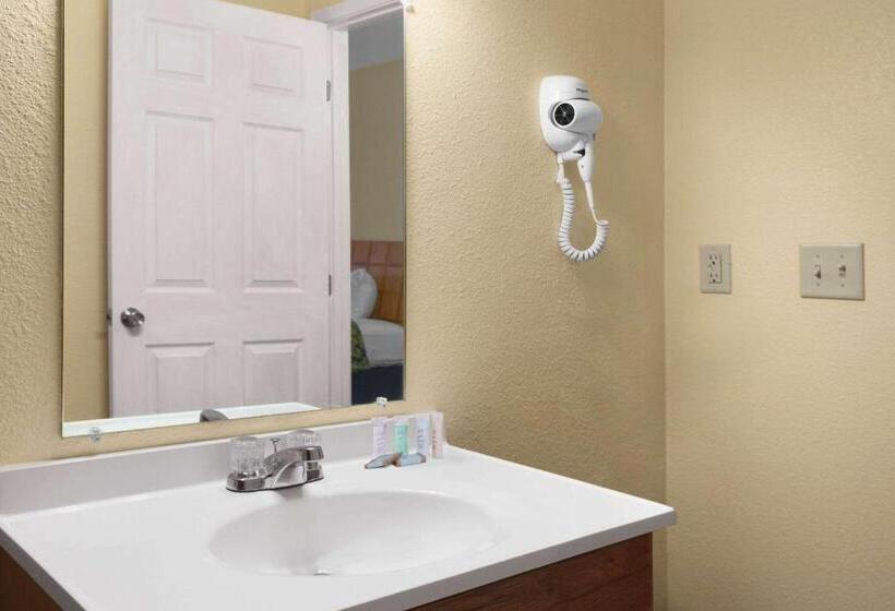 هتل Travelodge By Wyndham Clovis