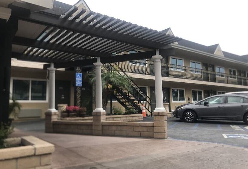 בית מלון כפרי Walnut Inn & Suites West Covina