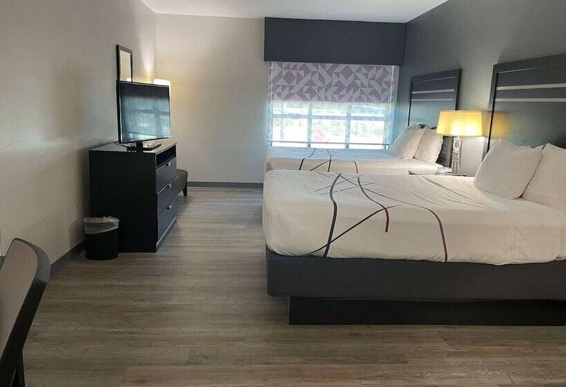 Отель La Quinta Inn & Suites By Wyndham Tulsa Midtown