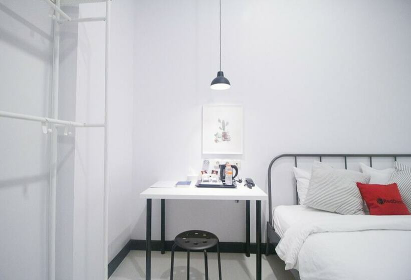 فندق Reddoorz Plus @ Manokwari City Center