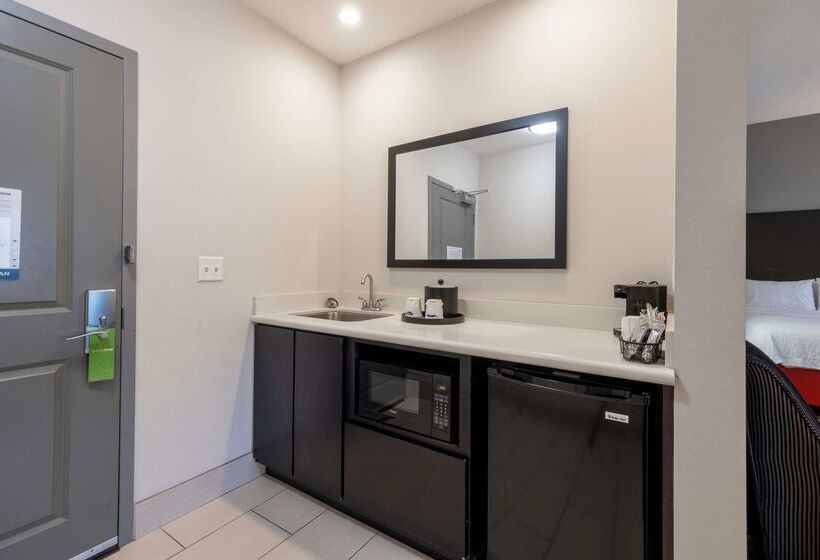 Hampton Inn & Suites Dupont