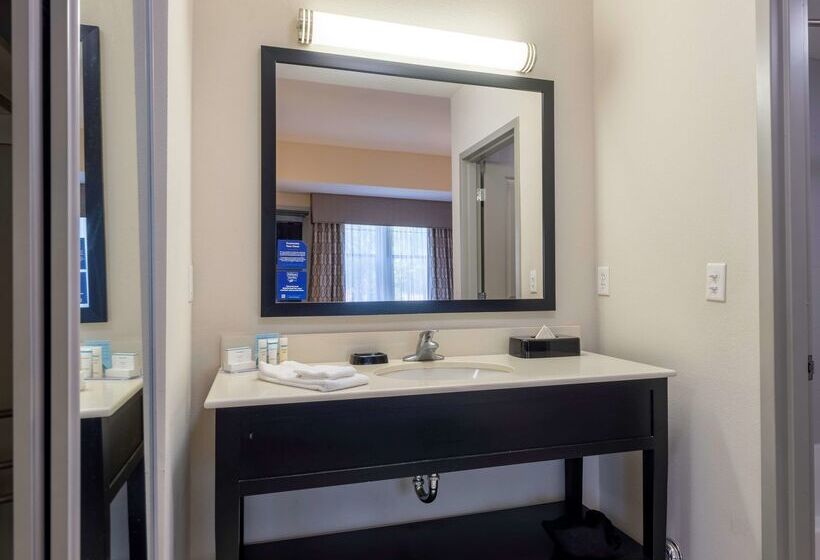 Hampton Inn & Suites Dupont