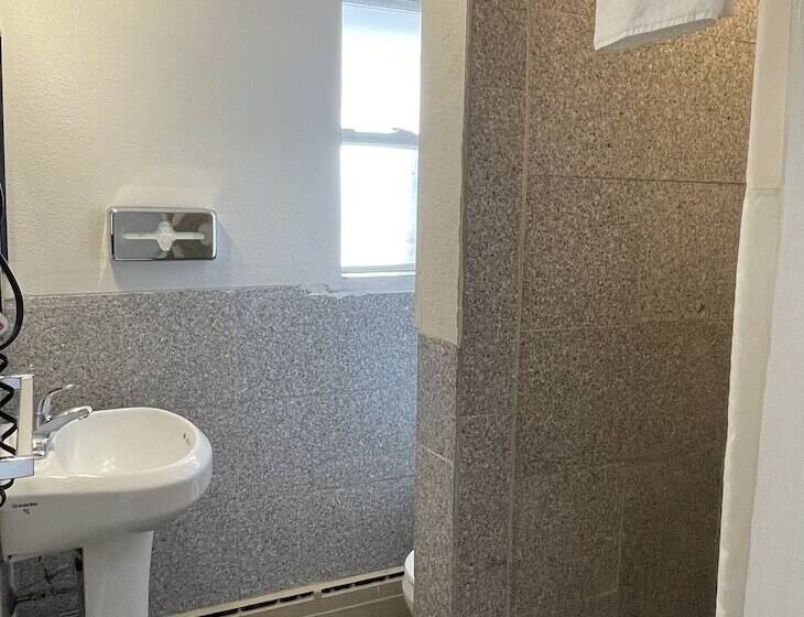 בית מלון כפרי Rodeway Inn