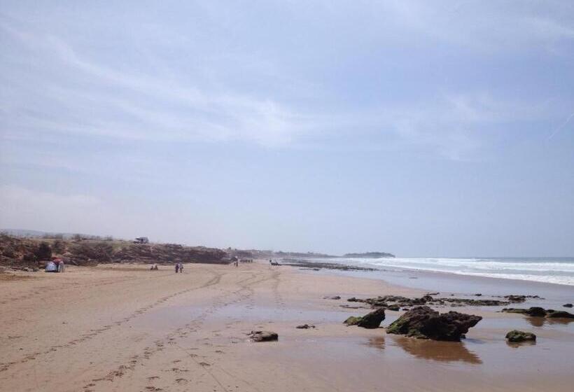 اقامتگاه Nomad Spirit Hotel & Surfcamp