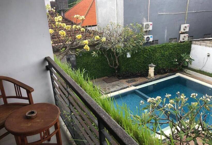 هتل Reddoorz Near Jimbaran Beach 2