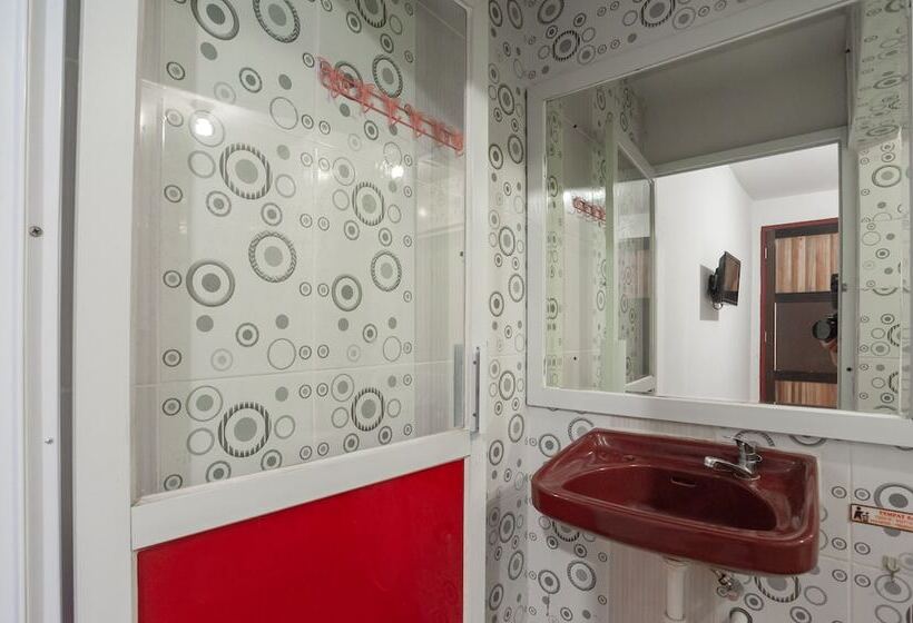 پانسیون Reddoorz Near Jembatan Makalam Jambi