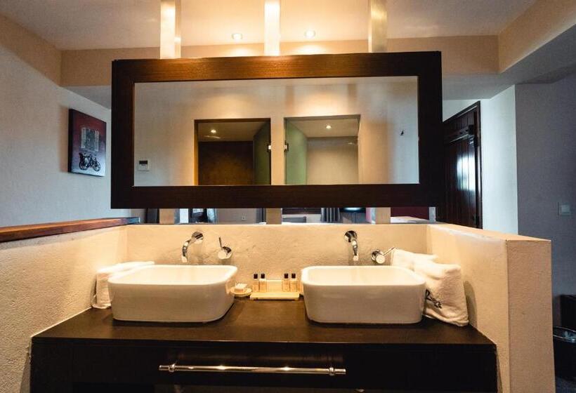 هتل 12 Months Resort & Spa