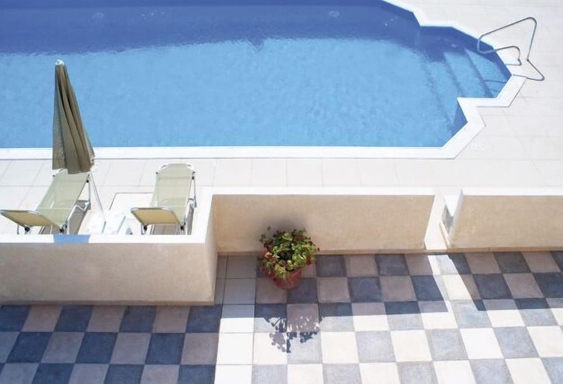 هتل Hiona Holiday