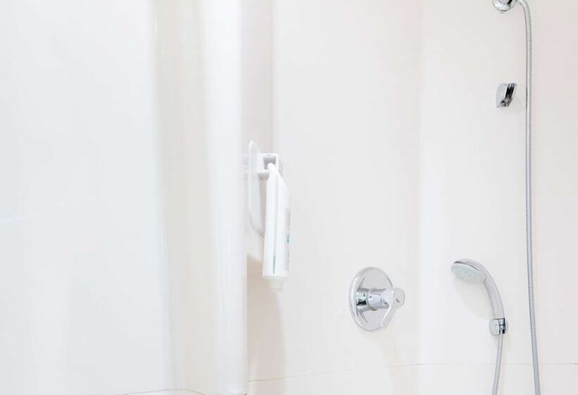هتل Ibis Budget Paris Porte De Montmartre