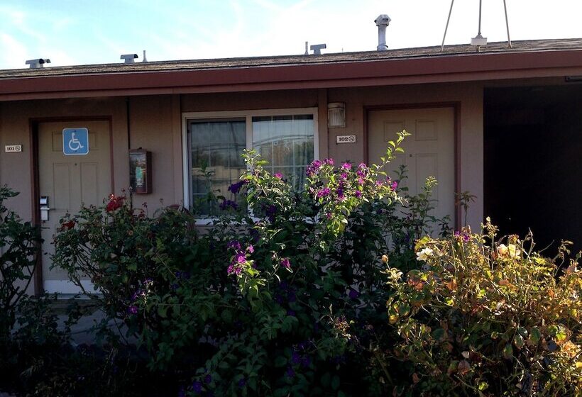 Отель Maple Inn And Suites Los Banos