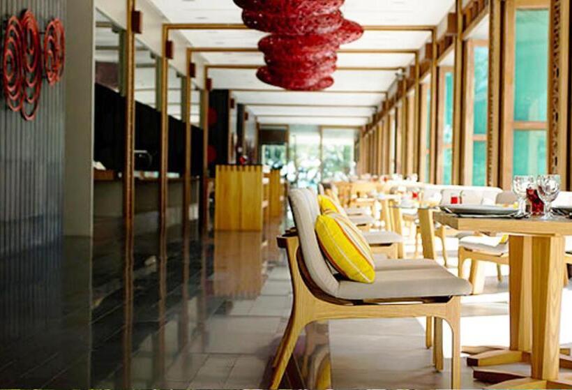 هتل Welcome World Beachfront Resort