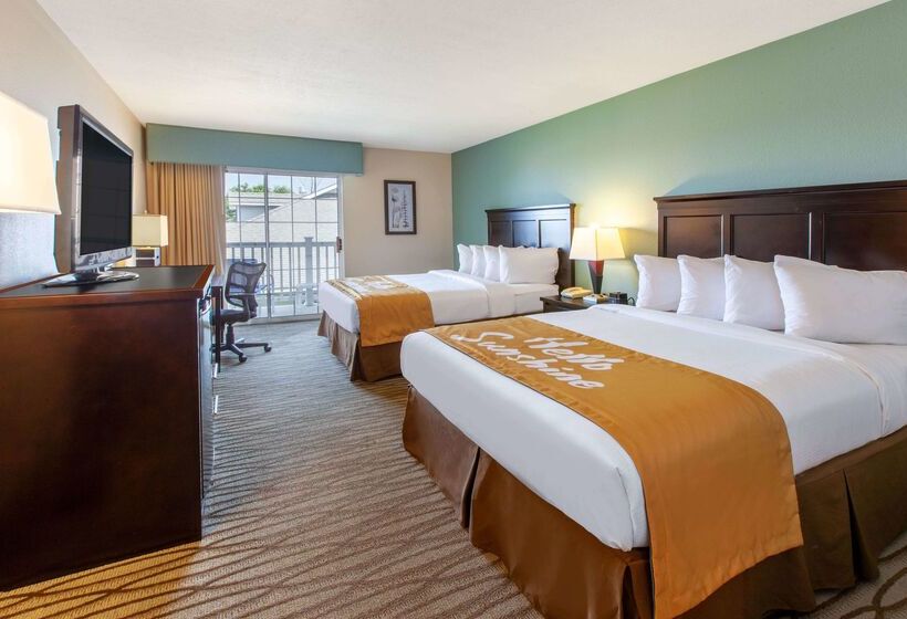 בית מלון כפרי Days Inn By Wyndham Petoskey