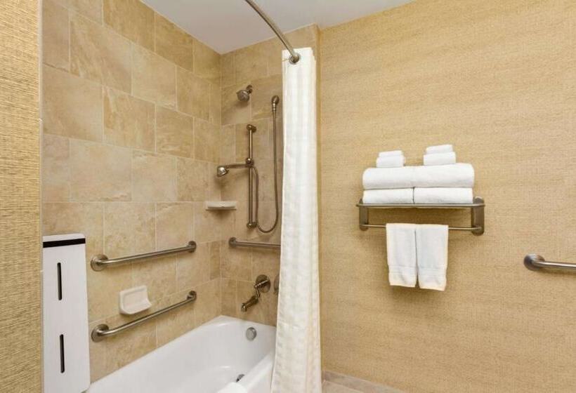 هتل Embassy Suites By Hilton Savannah Historic District