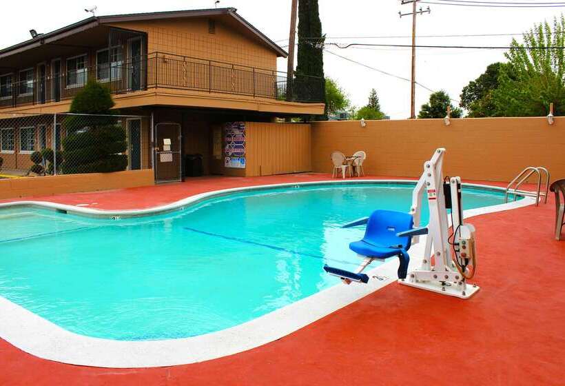 هتل Rodeway Inn Near Universitygateway To Yosemite