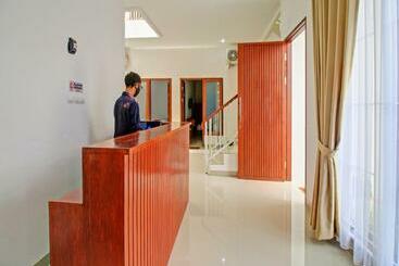 هتل Oyo 90820 Madania Guesthouse