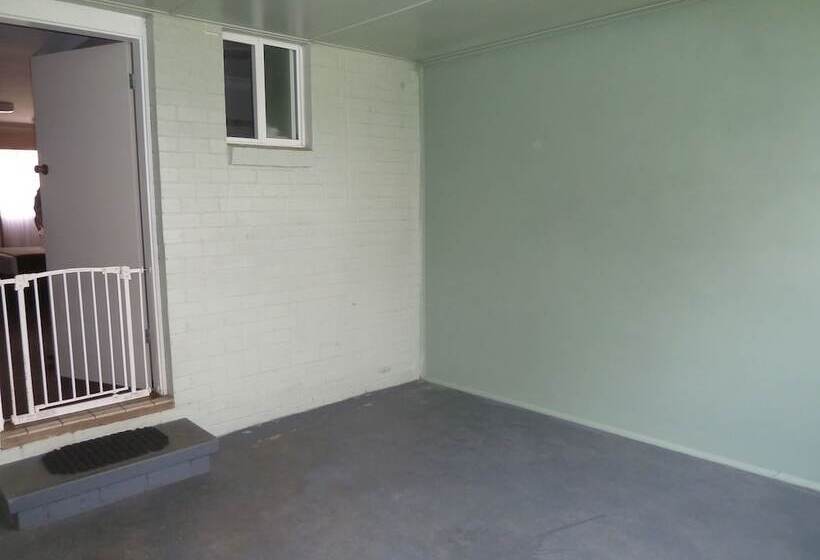 The Aston Motel Tamworth