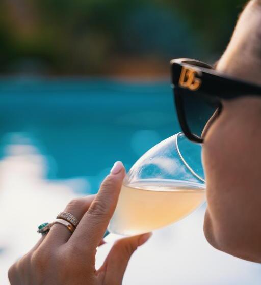 تختخواب و صبحانه Emesh Boutique Suite