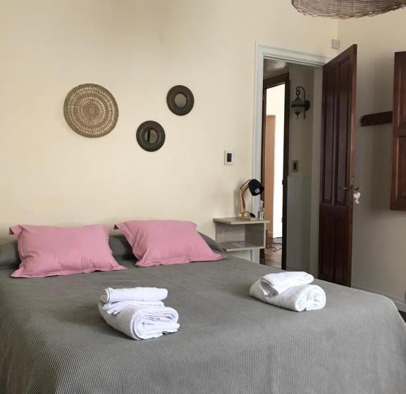 تختخواب و صبحانه La Yurta