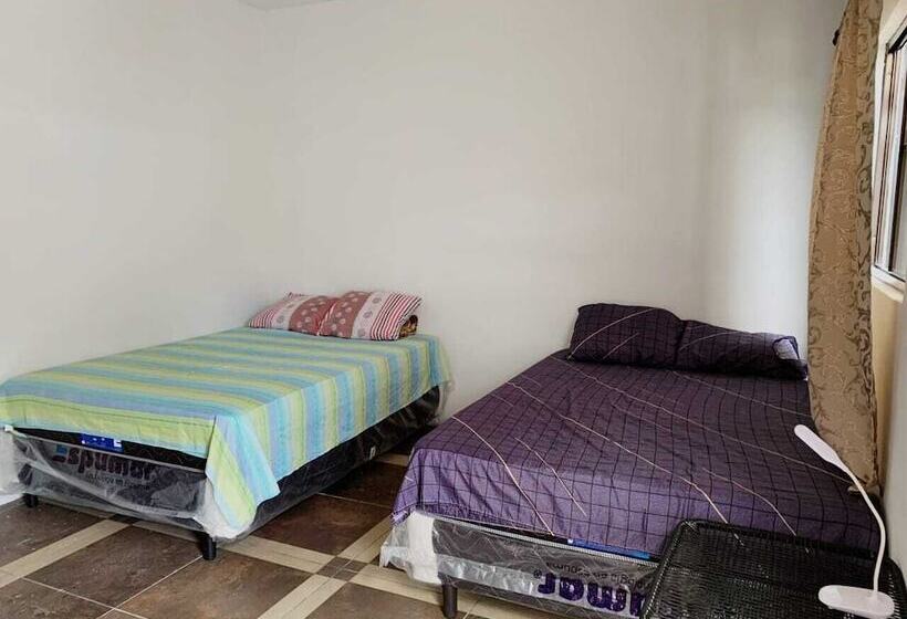 پانسیون Hostal Claros