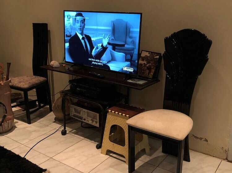 پانسیون Room In Guest Room   Logerthine Cambridge Suriname