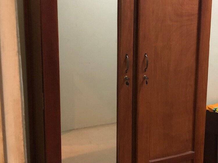 پانسیون Room In Guest Room   Logerthine Cambridge Suriname