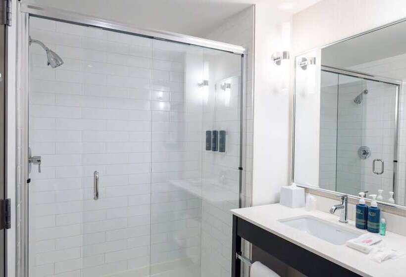 هتل Four Points By Sheraton Edmonton International Airport