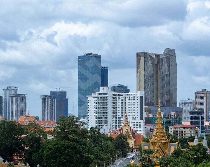 Отель The Frangipani Royal Palace