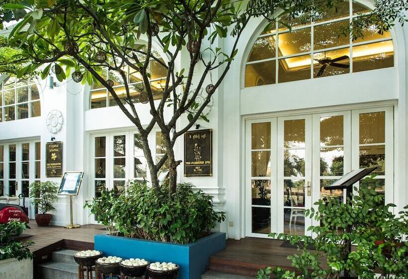 Отель The Frangipani Royal Palace