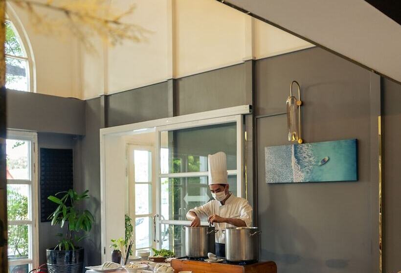 Отель The Frangipani Royal Palace