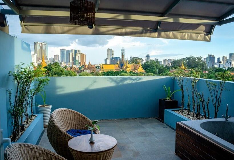 Отель The Frangipani Royal Palace