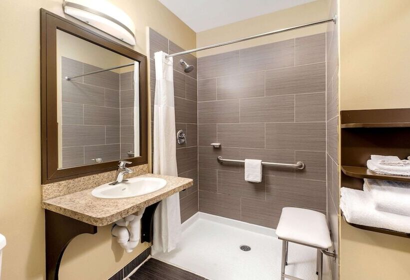 فندق La Quinta By Wyndham Oshawa
