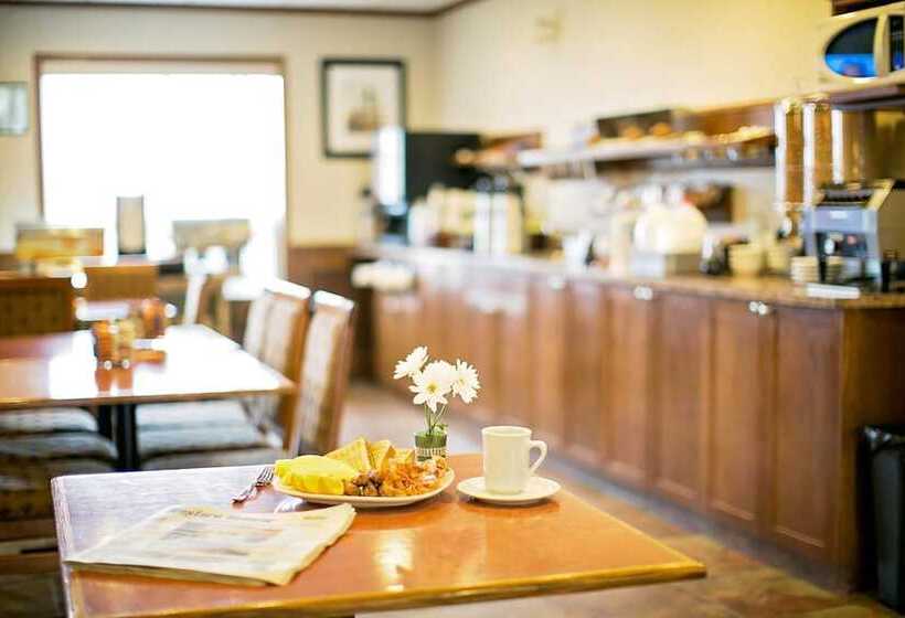 בית מלון כפרי Service Plus Inns & Suites Drayton Valley