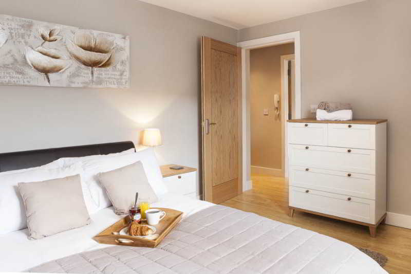 Отель Saracens Courtyard Apartments