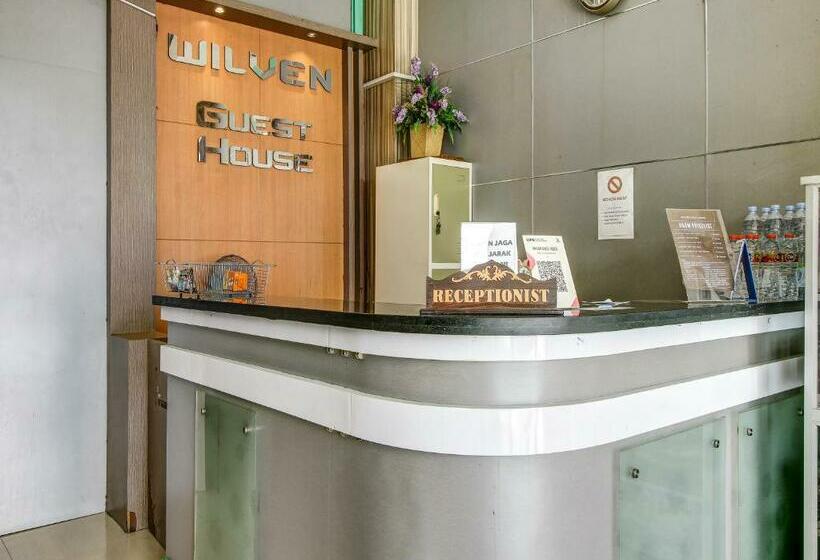 ホテル Reddoorz At Jalan Emmy Saelan Palu